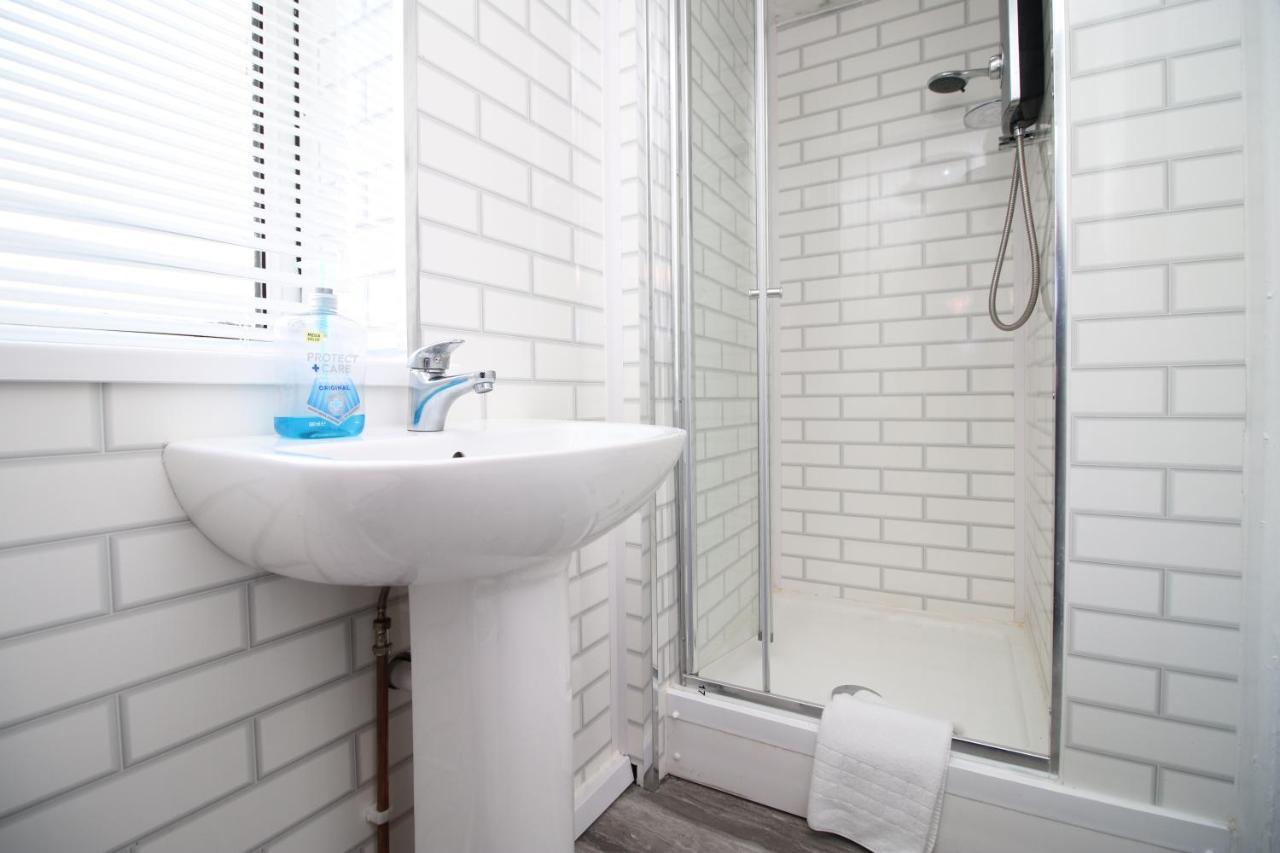 Lovely Studio Flat With Free Parking - Near To City Center 스완지 외부 사진