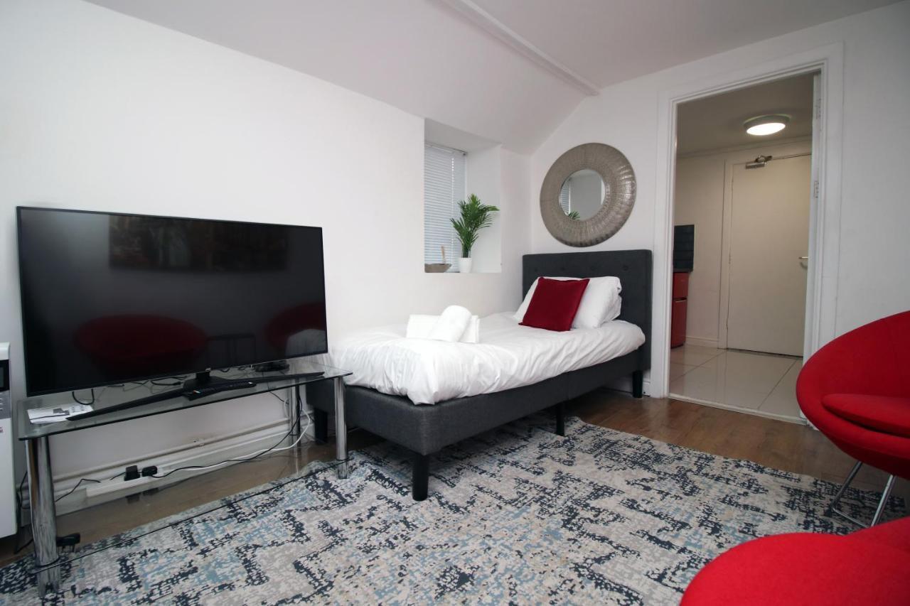 Lovely Studio Flat With Free Parking - Near To City Center 스완지 외부 사진