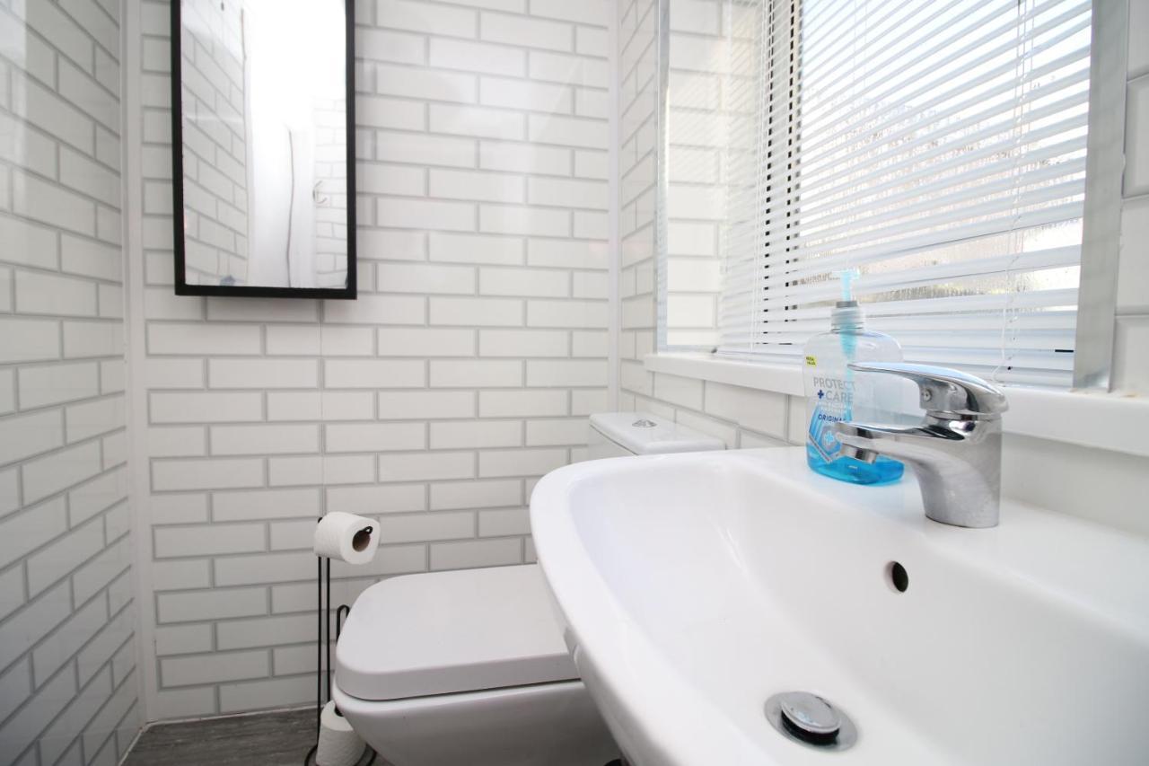 Lovely Studio Flat With Free Parking - Near To City Center 스완지 외부 사진