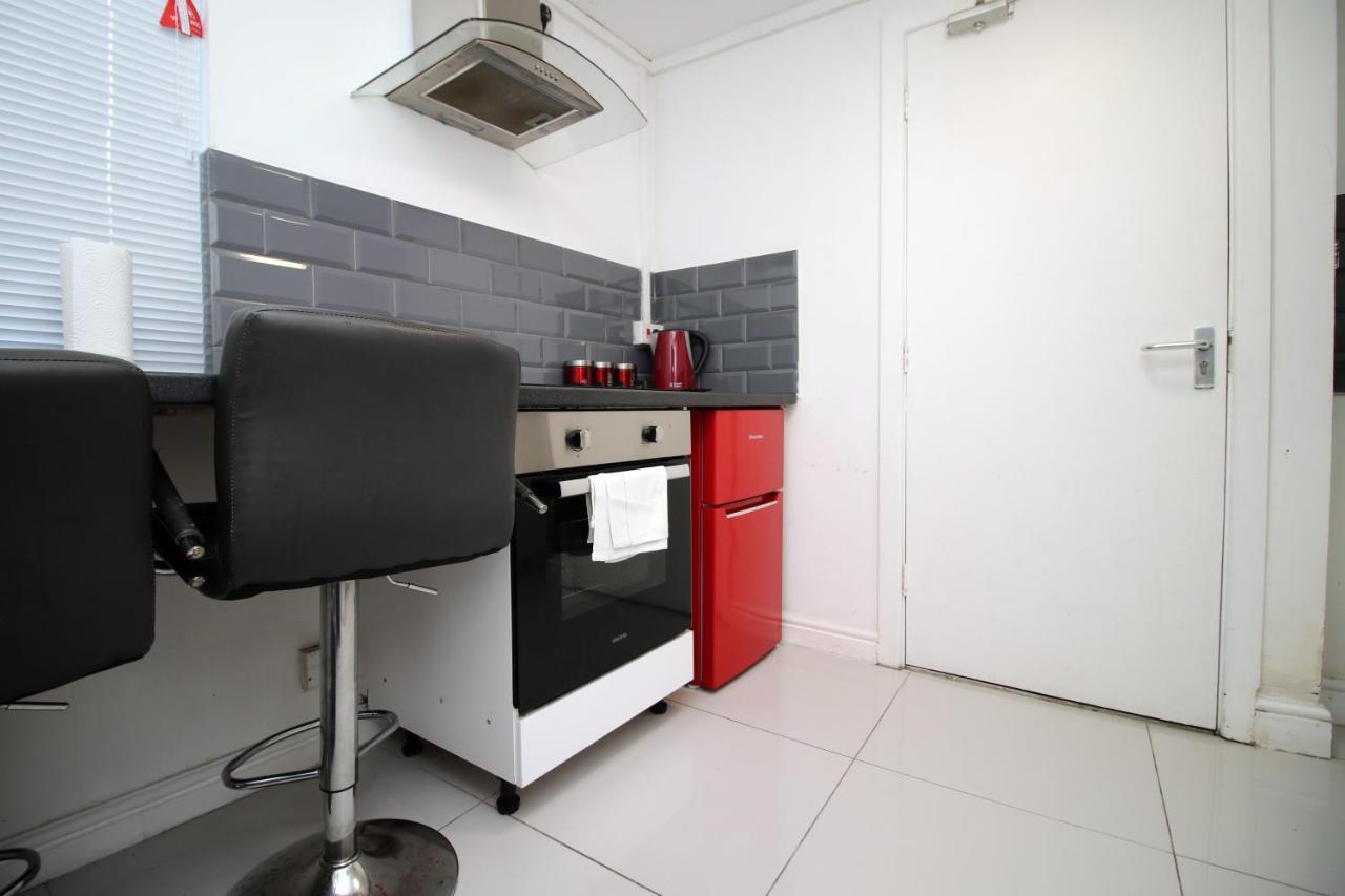 Lovely Studio Flat With Free Parking - Near To City Center 스완지 외부 사진